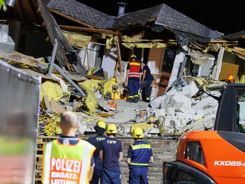 Die Abrissarbeiten dienen auch der Erstellung eines Gutachtens zur Unglücksursache. - Foto: Lando Hass/dpa