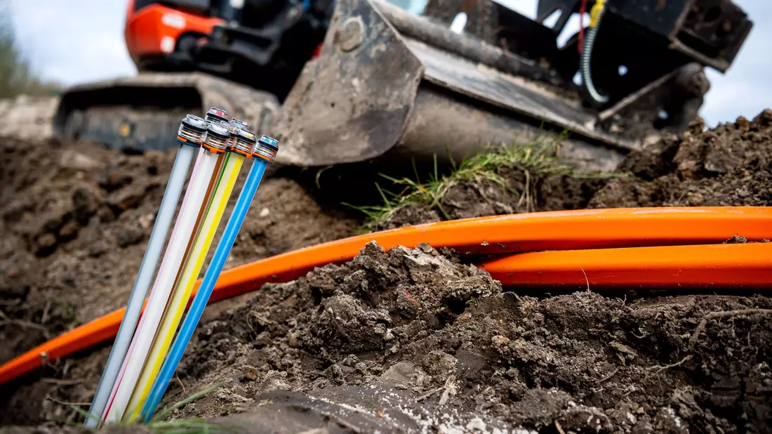 Glasfaser-Kabel bis ins Haus gelten als die beste Technologie für schnelle und stabile Datenverbindungen. (Archivbild) - Bild: Sina Schuldt/dpa