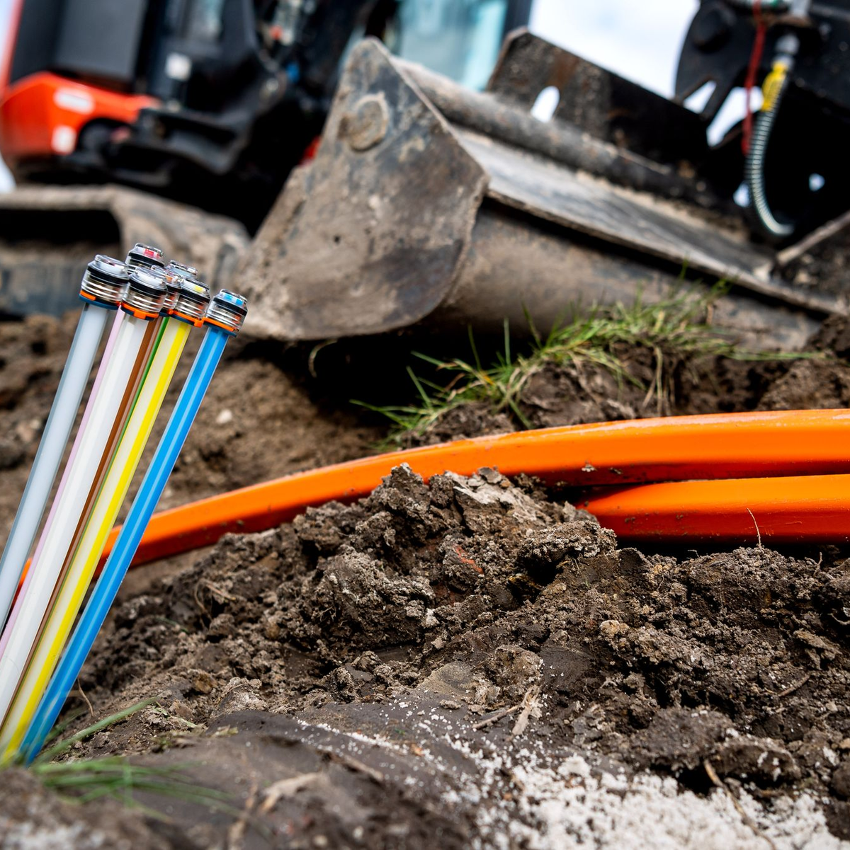 Glasfaser-Kabel bis ins Haus gelten als die beste Technologie für schnelle und stabile Datenverbindungen. (Archivbild) - Foto: Sina Schuldt/dpa