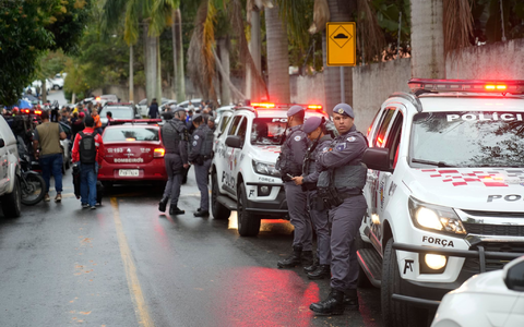 Polizisten sind im Einsatz an der Straße, die zu der geschlossenen Wohnanlage in Vinhedo führt, in der ein Flugzeug mit 61 Menschen an Bord abgestürzt ist. - Foto: Andre Penner/AP/dpa