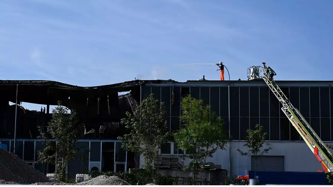 FW-M: Aufwendige Nachlöscharbeiten (Feldmoching) - Bild: presseportal.de