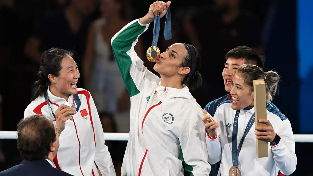 Boxerin Imane Khelif jubelt als Olympiasiegerin. - Bild: Sebastian Kahnert/dpa