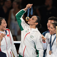 Boxerin Imane Khelif jubelt als Olympiasiegerin und geht nun gegen Internet-Hass vor. - Foto: Sebastian Kahnert/dpa