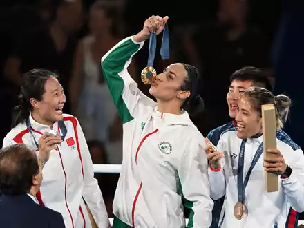 Boxerin Imane Khelif jubelt als Olympiasiegerin und geht nun gegen Internet-Hass vor. - Foto: Sebastian Kahnert/dpa