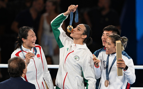 Boxerin Imane Khelif jubelt als Olympiasiegerin und geht nun gegen Internet-Hass vor. - Foto: Sebastian Kahnert/dpa