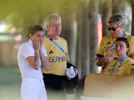 Annika Zillekens hat nach ihrem letzten Wettkampf Tränen in den Augen. - Foto: Rolf Vennenbernd/dpa