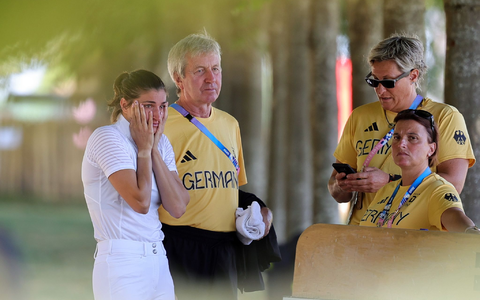 Annika Zillekens hat nach ihrem letzten Wettkampf Tränen in den Augen. - Foto: Rolf Vennenbernd/dpa