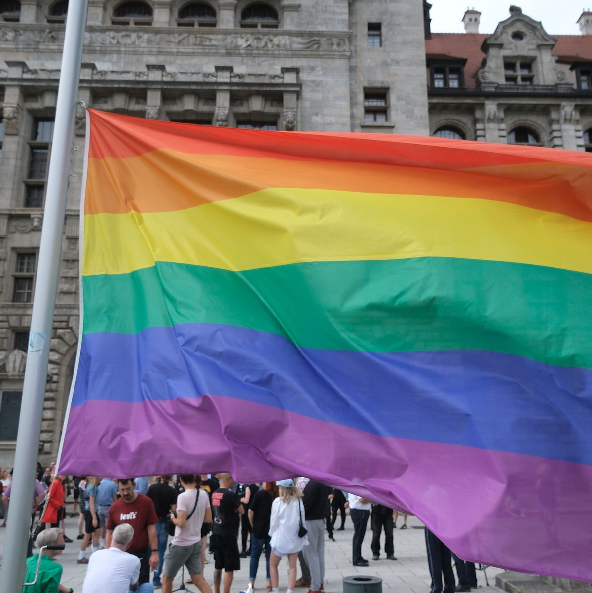 Großer Polizeieinsatz beim CSD in Bautzen. - Foto: Sebastian Willnow/dpa