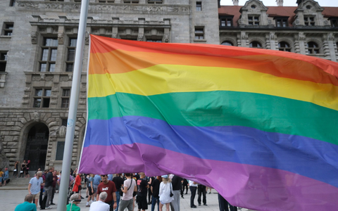 Großer Polizeieinsatz beim CSD in Bautzen. - Foto: Sebastian Willnow/dpa