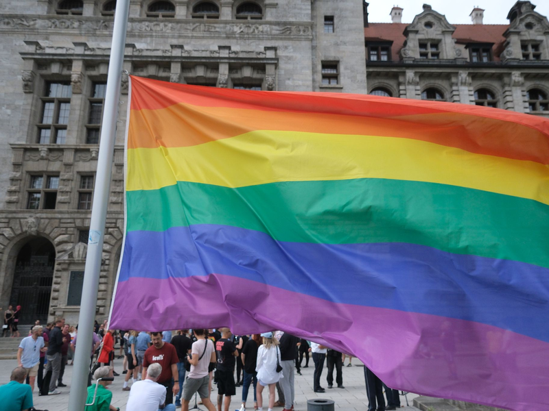Großer Polizeieinsatz beim CSD in Bautzen. - Foto: Sebastian Willnow/dpa