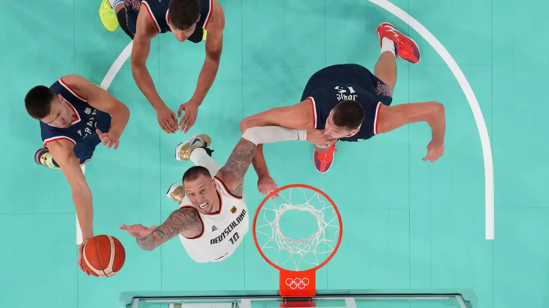 Daniel Theis beim Kampf um den Rebound. - Bild: Evelyn Hockstein/Pool Reuters/AP/dpa