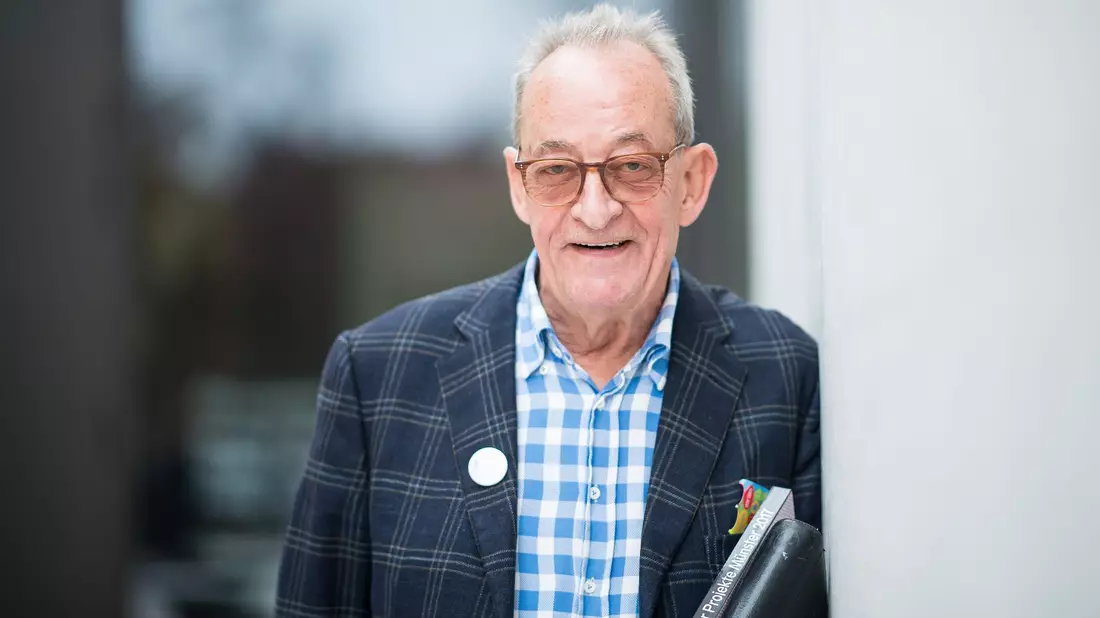 Kasper König bei einer Ausstellung im Jahr 2017 in Münster. Der Kunstprofessor ist im Alter von 80 Jahren gestorben. - Bild: Guido Kirchner/dpa