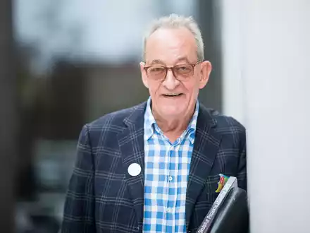 Kasper König bei einer Ausstellung im Jahr 2017 in Münster. Der Kunstprofessor ist im Alter von 80 Jahren gestorben. (Archivbild) - Foto: Guido Kirchner/dpa