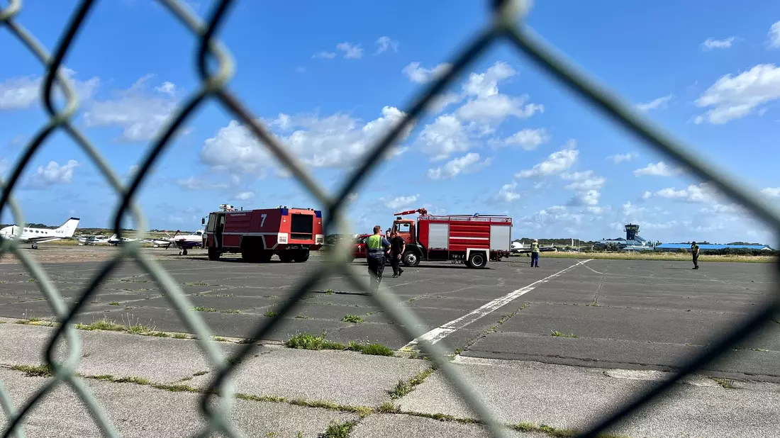 Am Flughafen Sylt sind Polizisten schnell zur Stelle, nachdem Klima-Aktivisten der Letzten Generation ein Loch in den Zaun geschnitten haben und auf das Gelände gelangt sind. - Bild: Lea Sarah Albert/dpa