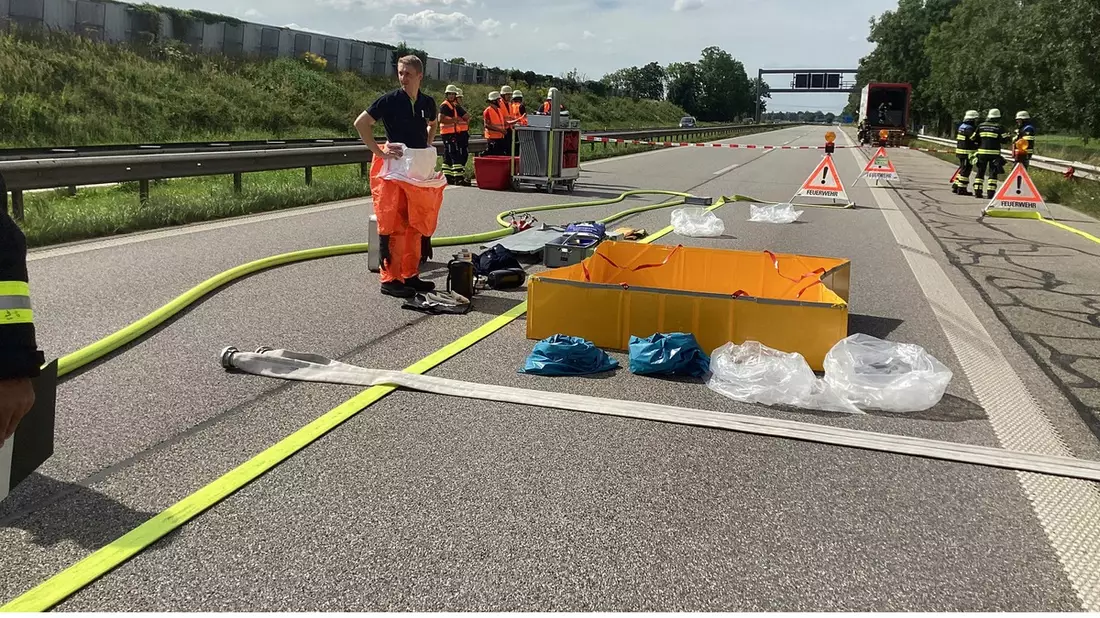 FW-M: Vermeintlicher Gefahrstoffaustritt (Langwied) - Bild: presseportal.de