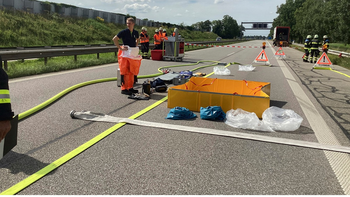 FW-M: Vermeintlicher Gefahrstoffaustritt (Langwied) - Foto: presseportal.de