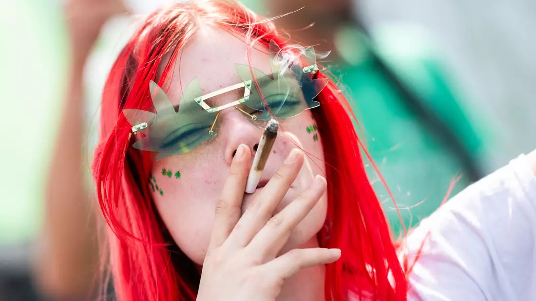 Der Umgang mit dem Cannabisblatt erregt weiterhin die Gemüter.  - Bild: Christophe Gateau/dpa