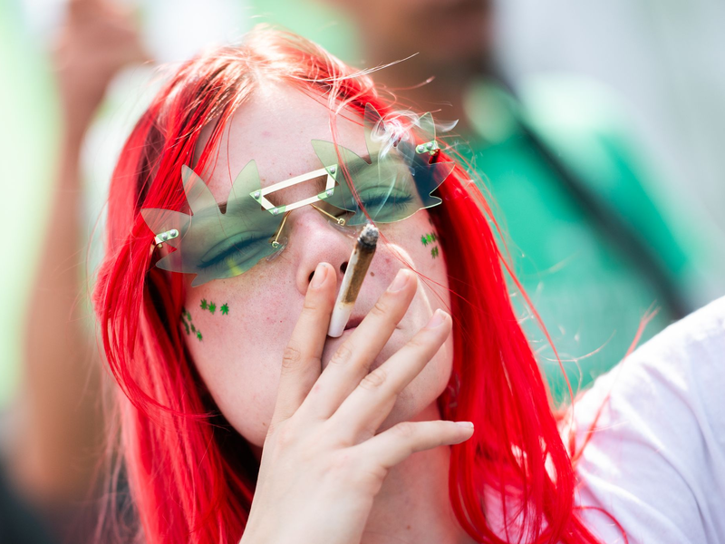 Der Umgang mit dem Cannabisblatt erregt weiterhin die Gemüter.  - Foto: Christophe Gateau/dpa