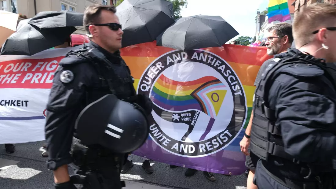 Großer Polizeieinsatz beim CSD in Bautzen. - Bild: Sebastian Willnow/dpa