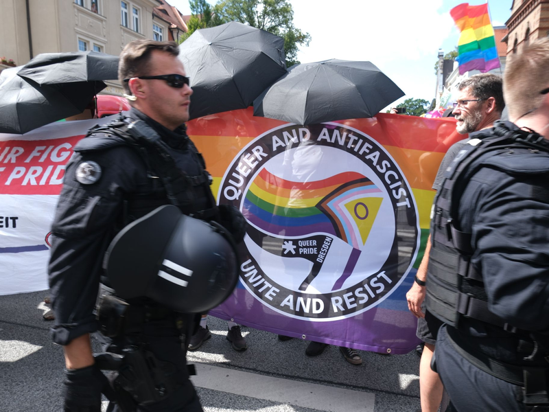 Teilnehmer einer rechtsextremen Demonstration gegen den CSD in Bautzen werden von Polizisten begleitet.  - Foto: Sebastian Willnow/dpa