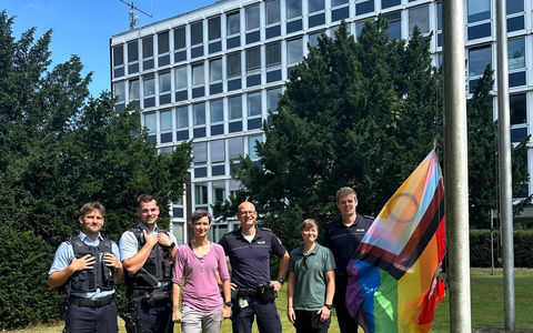 POL-MS: Regenbogenflagge auch am Polizeipräsidium gehisst - Polizeipräsidentin Alexandra Dorndorf stellt neue Ansprechpersonen für queere Menschen vor - Foto: presseportal.de POL-MS: Regenbogenflagge auch am Polizeipräsidium gehisst - Polizeipräsidentin Alexandra Dorndorf stellt neue Ansprechpersonen für queere Menschen vor - Foto: presseportal.de