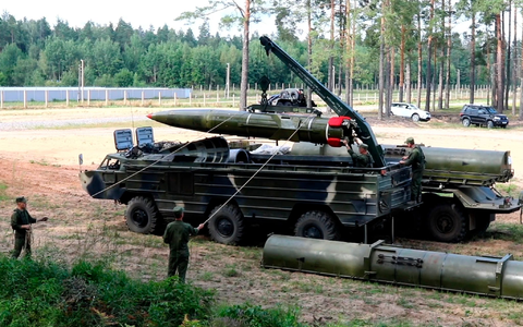 Das Militär in Belarus verstärkt Truppen an der Grenze zur Ukraine. (Archivbild) - Foto: Uncredited/AP/Belarusian Defense Ministry via VOENTV/dpa