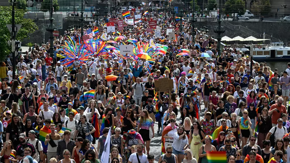 Die Regenbogenparade war Höhepunkt des Festivals. - Bild: Krumphanzl Michal/CTK/dpa