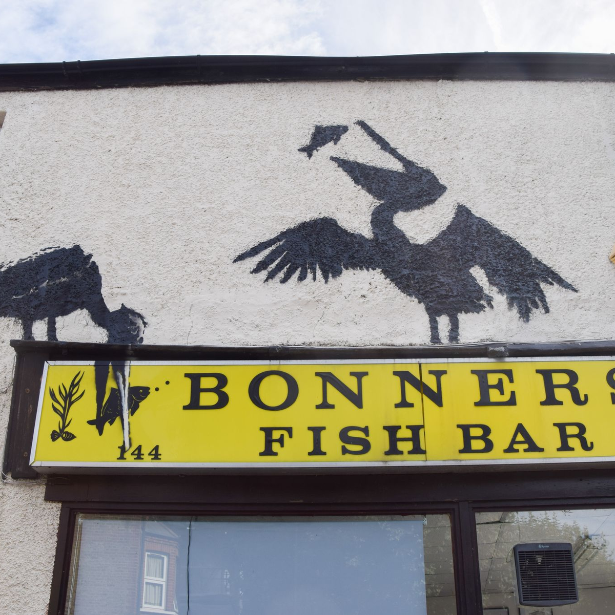 Die Satelliten-Schüssel mit dem heulenden Wolf verschwand kurz nachdem sie aufgetaucht war.  - Foto: Vuk Valcic/ZUMA Press Wire/dpa