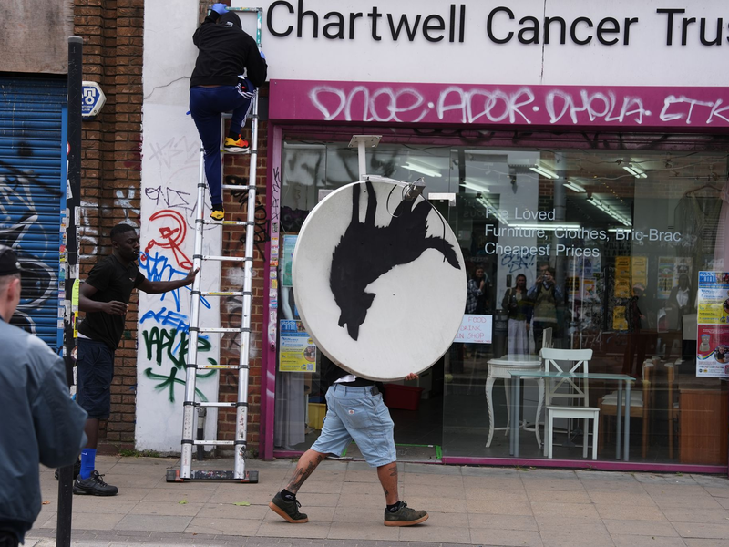 Mitten am Tag stahlen Männer eines der Kunstwerke. (Archivbild) - Foto: Jordan Pettitt/PA Wire/dpa