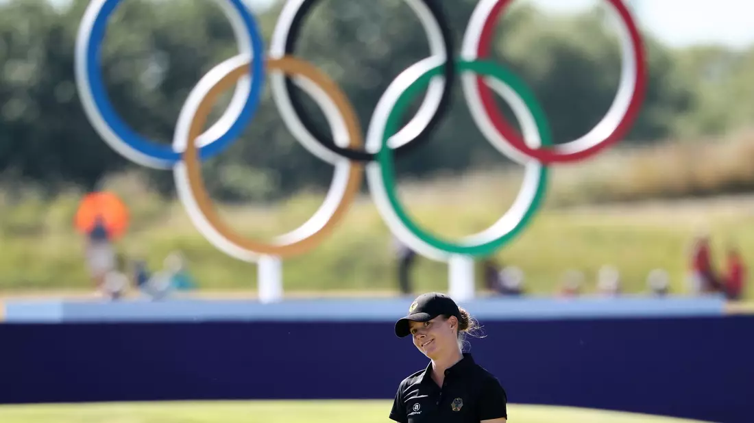 Esther Henseleit küsst ihren Freund und Caddie Reece Phillips. - Bild: Jan Woitas/dpa