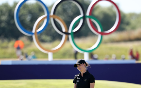 Esther Henseleit küsst ihren Freund und Caddie Reece Phillips. - Foto: Jan Woitas/dpa