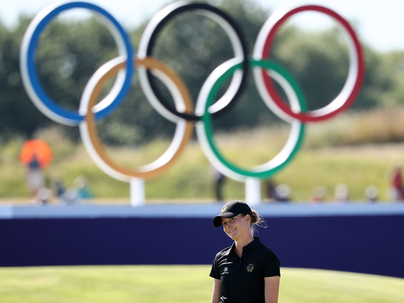Esther Henseleit küsst ihren Freund und Caddie Reece Phillips. - Foto: Jan Woitas/dpa