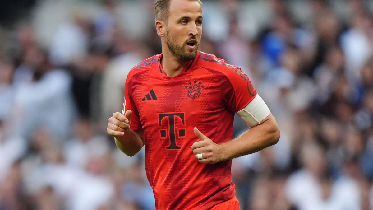 Die Bayern bejubeln das Tor von Serge Gnabry (4.v.r.). - Foto: Bradley Collyer/PA Wire/dpa