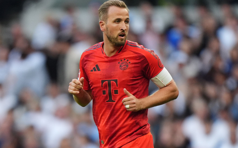 Die Bayern bejubeln das Tor von Serge Gnabry (4.v.r.). - Foto: Bradley Collyer/PA Wire/dpa