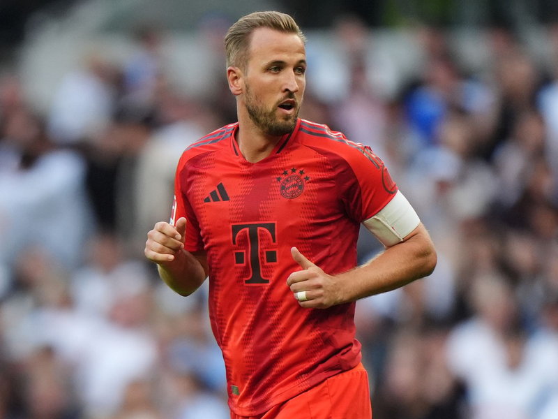 Die Bayern bejubeln das Tor von Serge Gnabry (4.v.r.). - Foto: Bradley Collyer/PA Wire/dpa