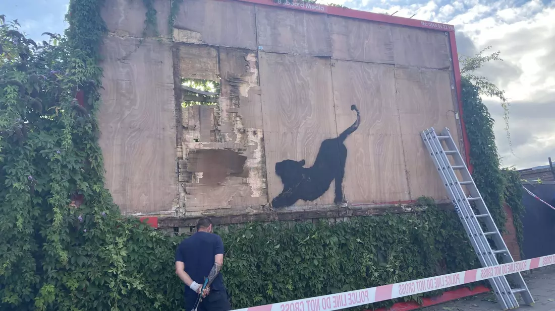 Der Eigentümer der Werbetafel, auf die Banksy seine Katze gesprüht hat, soll versprochen haben, sie einer Kunstgalerie zu spenden. - Bild: Jordan Reynolds/PA Wire/dpa
