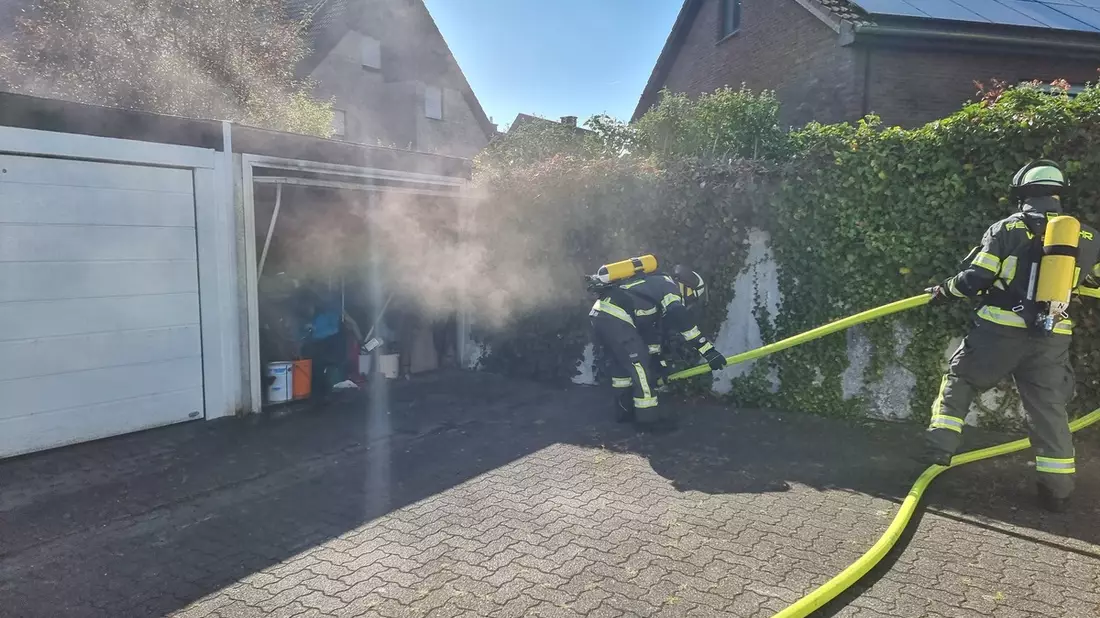 FW-WRN: FEUER_2 - LZ1 - brennt Garage in einer Garagenreihe - Bild: presseportal.de
