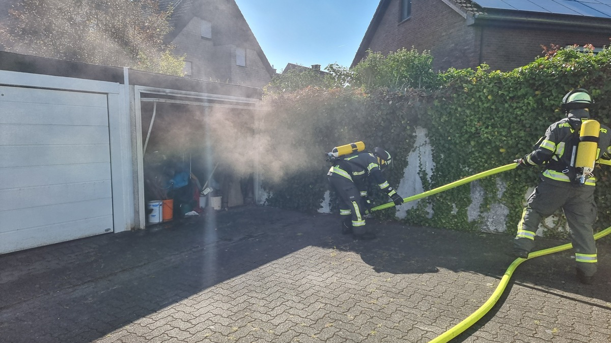 FW-WRN: FEUER_2 - LZ1 - brennt Garage in einer Garagenreihe - Foto: presseportal.de