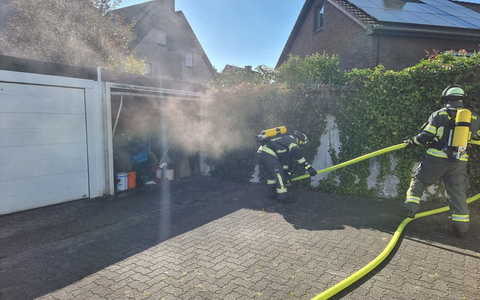 FW-WRN: FEUER_2 - LZ1 - brennt Garage in einer Garagenreihe - Foto: presseportal.de
