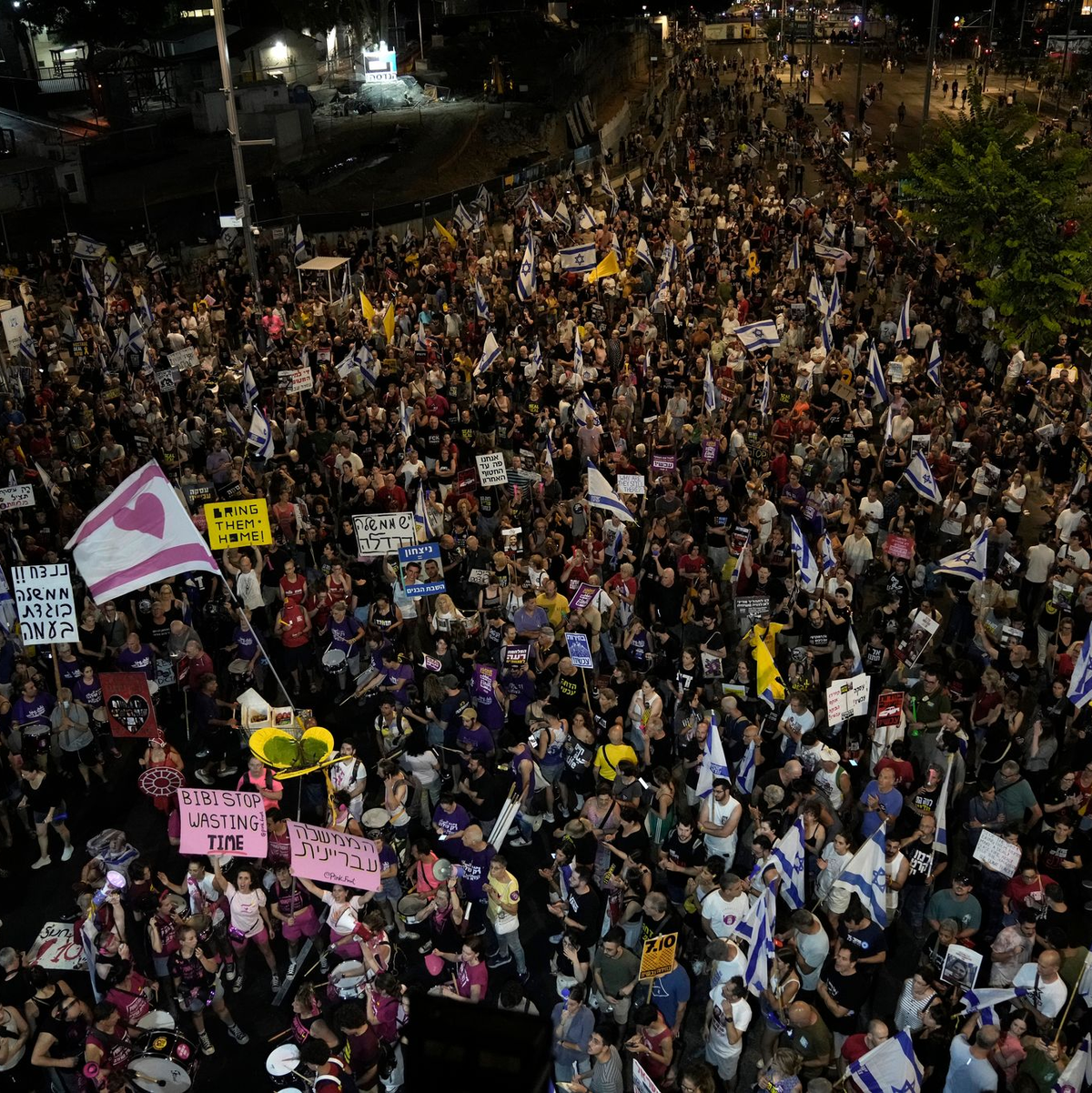 Tausende demonstieren in Israel für ein Abkommen zur Freilassung der Geiseln. - Foto: Mahmoud Illean/AP/dpa