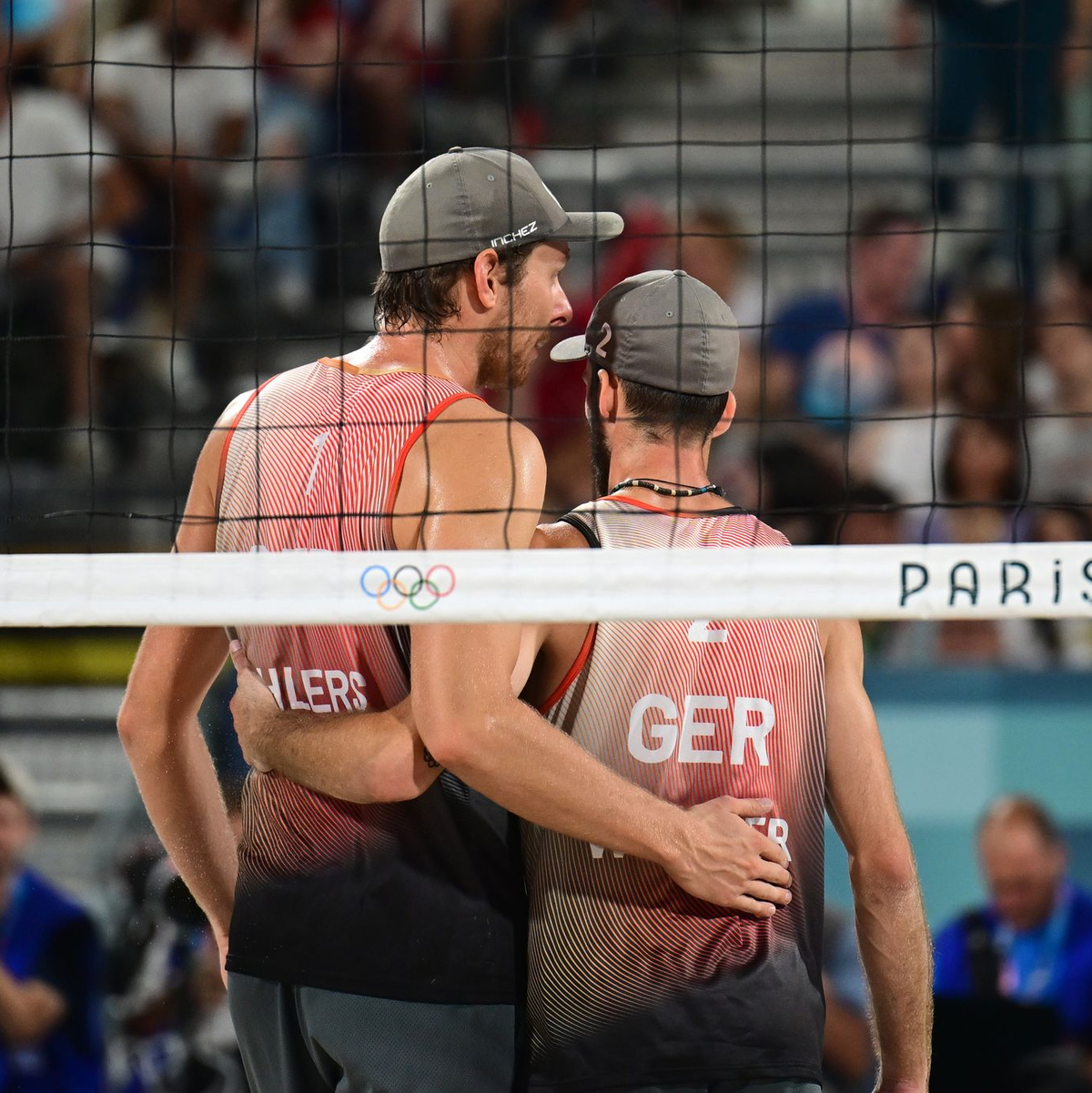 Clemens Wickler (l) und Nils Ehlers zeigten sich enttäuscht über ihren Auftritt im Finale. - Foto: Sina Schuldt/dpa