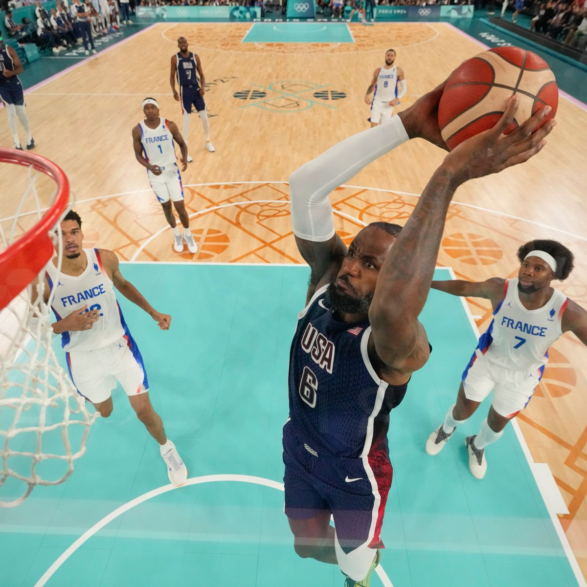 Superstar LeBron James führt das US-Team an. - Foto: Mark J. Terrill/Pool AP/dpa