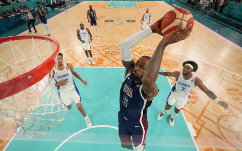 Superstar LeBron James führt das US-Team an. - Foto: Mark J. Terrill/Pool AP/dpa