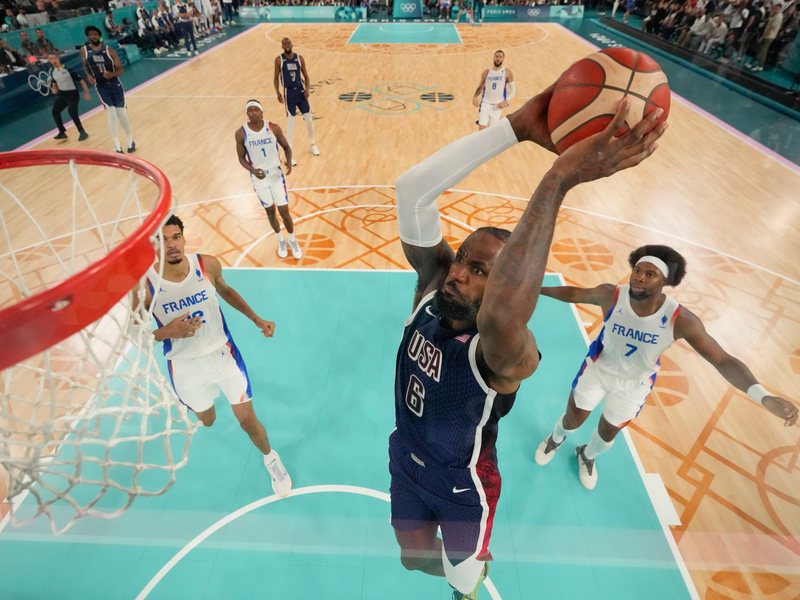 Superstar LeBron James führt das US-Team an. - Foto: Mark J. Terrill/Pool AP/dpa