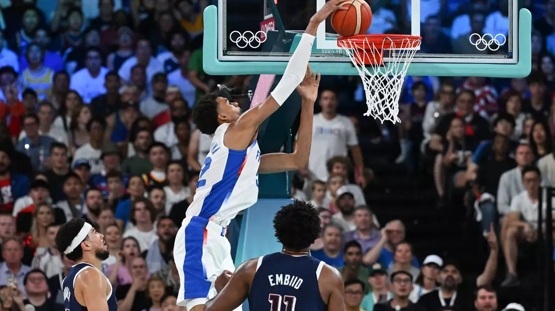 Wembanyama wird von NBA-Meister Jayson Tatum bedrängt. - Bild: Sven Hoppe/dpa