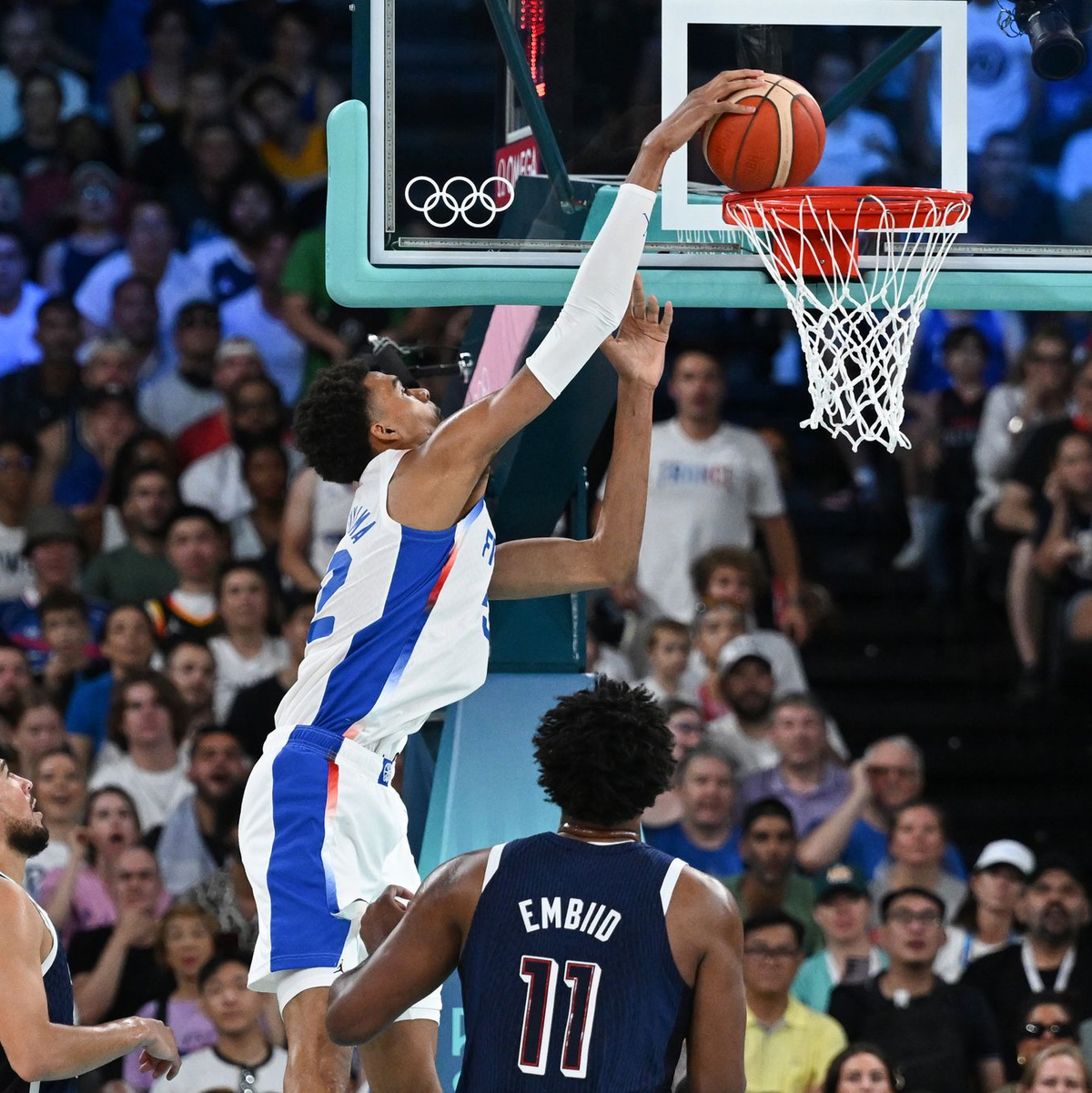 Wembanyama wird von NBA-Meister Jayson Tatum bedrängt. - Foto: Sven Hoppe/dpa
