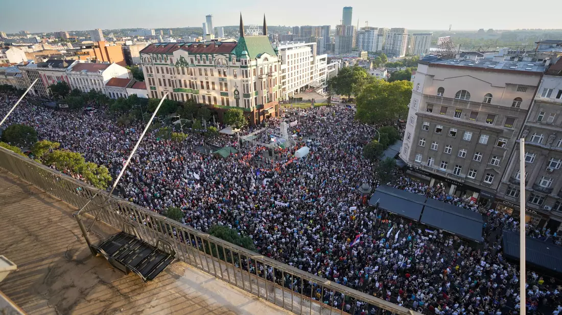 Wir geben Jadar nicht her steht auf den Transparenten der Demonstranten, die  in Belgrad einen Stopp des Lithium-Bergbauprojekt im serbischen Jadar-Tal verlangen. - Bild: Darko Vojinovic/AP/dpa