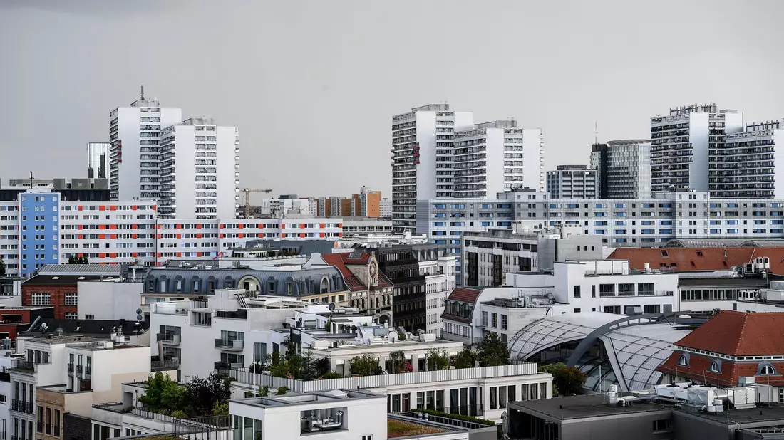 Vor allem in Großstädten wie hier in Berlin rutscht man leicht über die im Bürgergeld gestattete Miethöhe. (Archivbild) - Bild: Britta Pedersen/dpa-Zentralbild/dpa