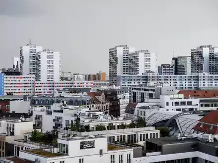 Vor allem in Großstädten wie hier in Berlin rutscht man leicht über die im Bürgergeld gestattete Miethöhe. (Archivbild) - Foto: Britta Pedersen/dpa-Zentralbild/dpa