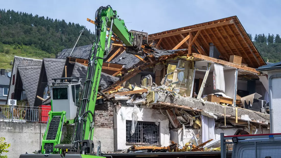 Das Hotel wird nach dem Einsturz Stück für Stück abgerissen. - Bild: Harald Tittel/dpa